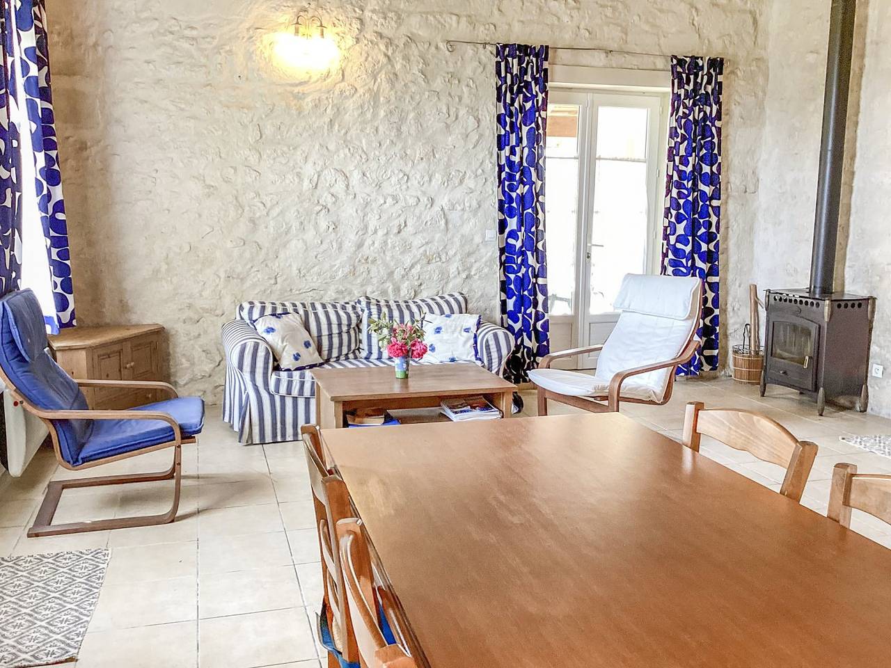 Gîte avec piscine privée et chauffée, ainsi qu'un grand jardin in Orignolles, Région de Jonzac