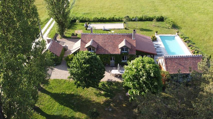 Gîte pour 8 personnes, avec piscine ainsi que terrasse et jardin