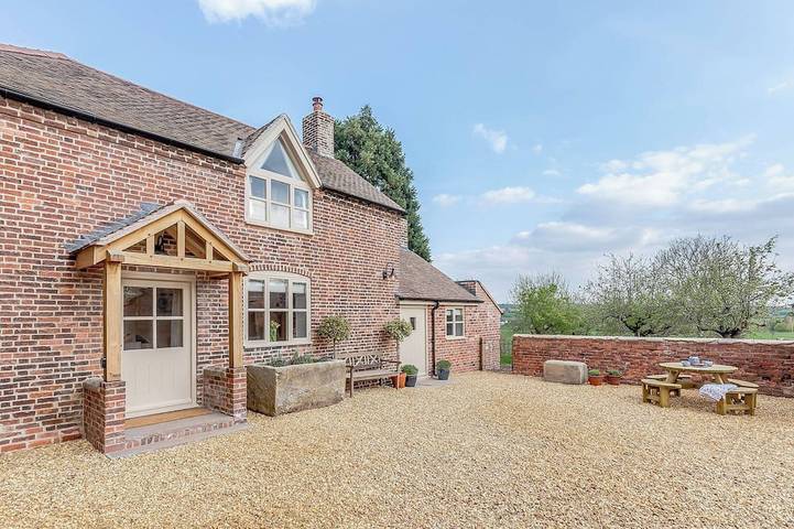 Log cabin for 4 people, with pets in Shrewsbury