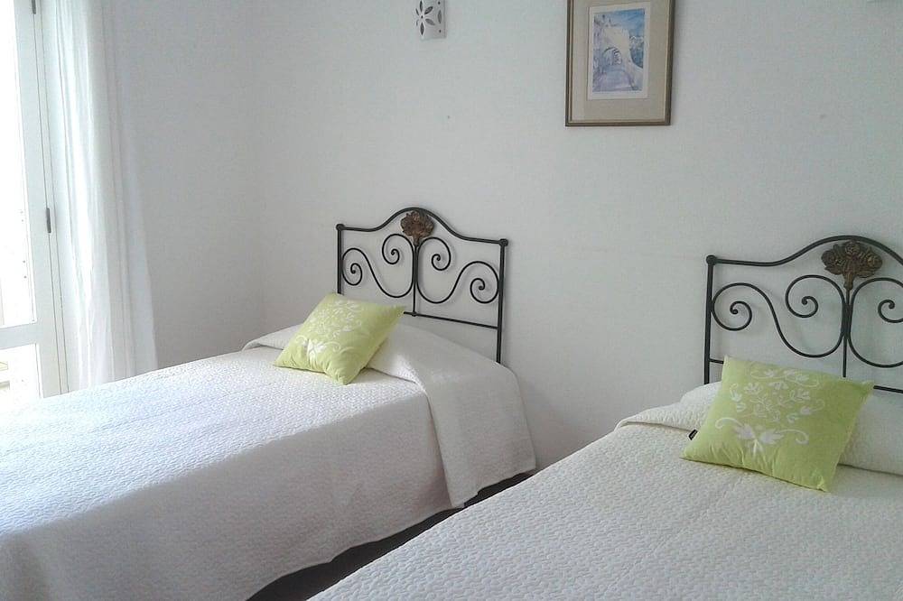 Private Pool and just 3 mins Walk to Blue Flag Beach, Restaurants and Promenade. in Praia da Luz, Faro District