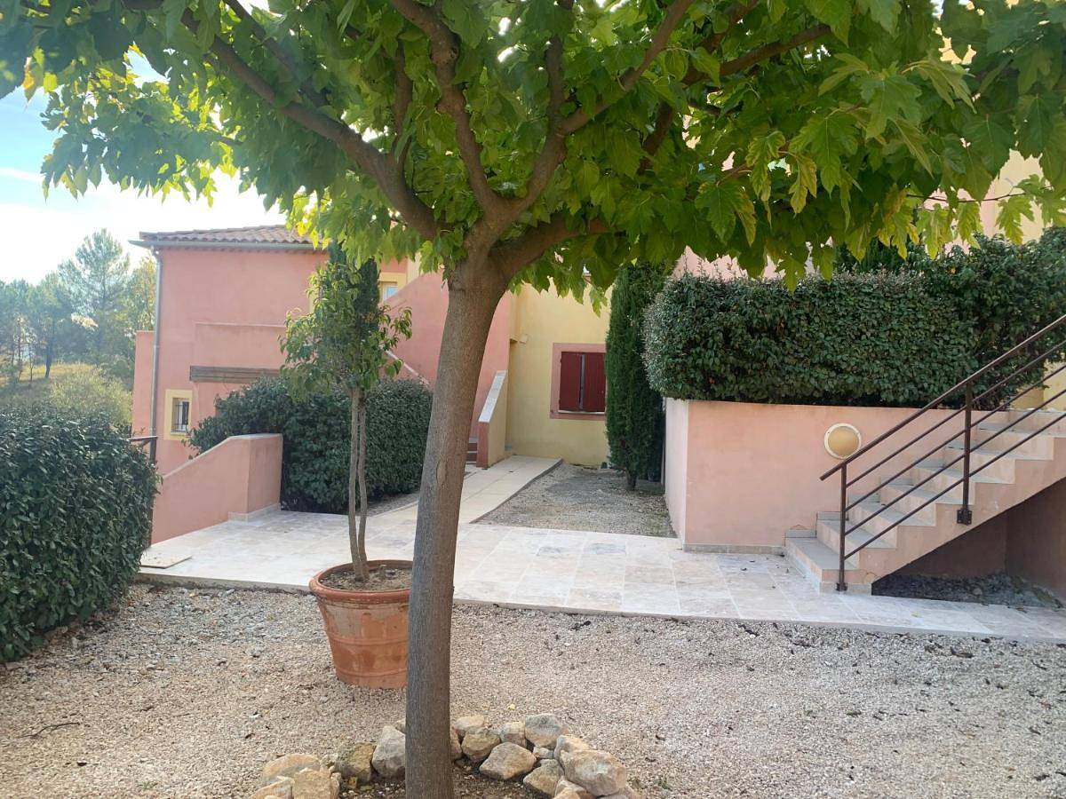 Appartement entier, One-Bedroom Apartment in Roussillon, Parc naturel régional du Luberon