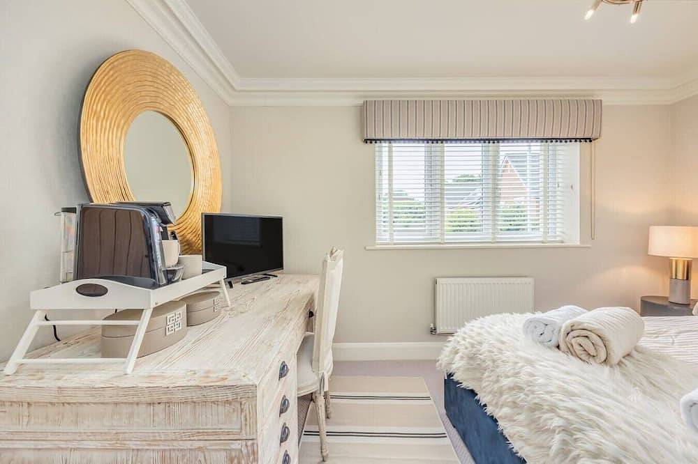 Stunning House • 30-Min to Silverstone • Office • Balcony • Parking • Self-Check-In • Yoko Property in Milton Keynes, South East England