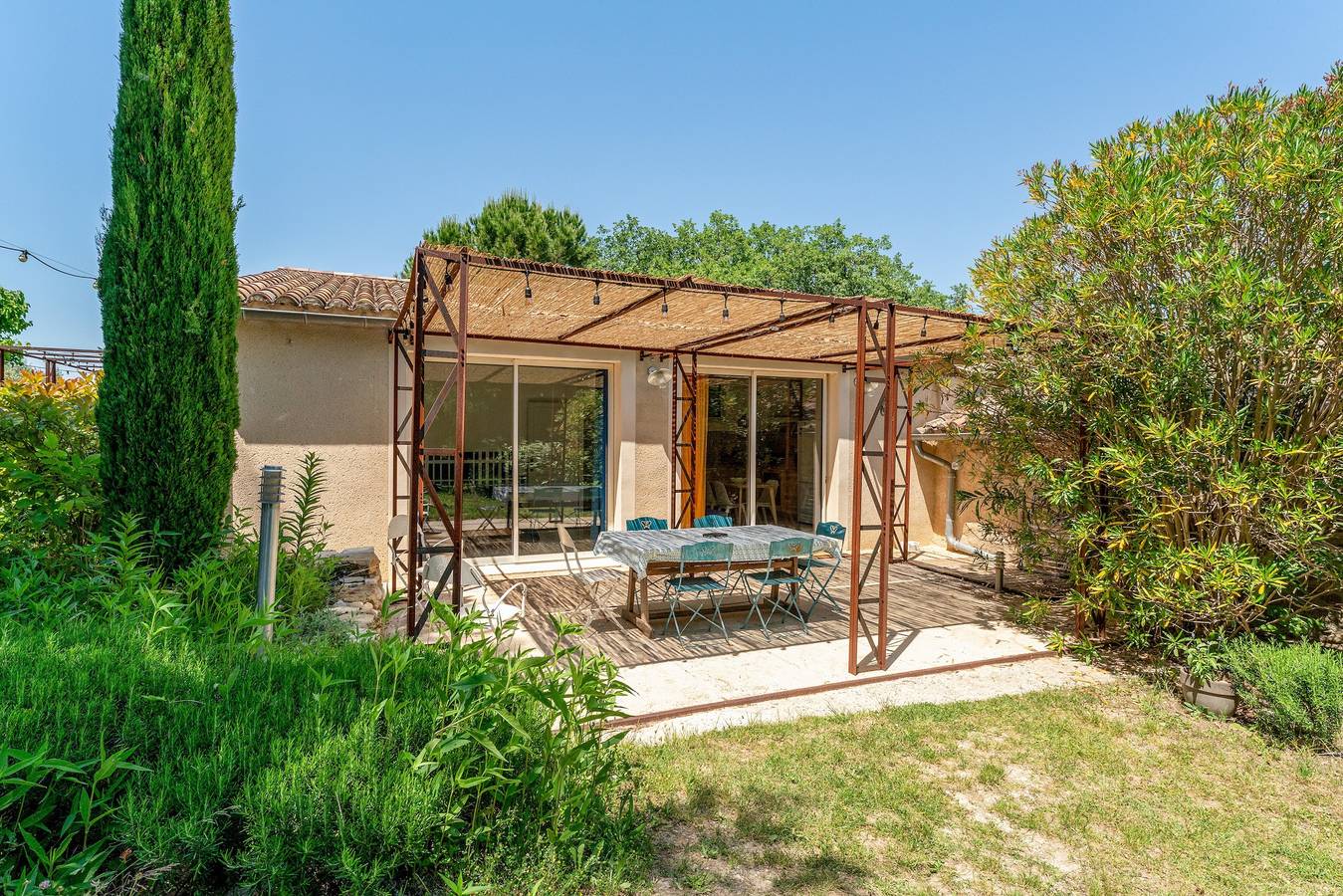 Appartement entier, Gîte 'Romarin' avec vue sur la montagne, Wi-Fi et climatisation in Entrechaux, Parc naturel régional du Mont-Ventoux