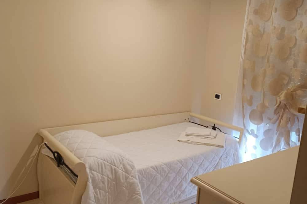 Entire apartment, Apartment in courtyard 15' from Lake Garda in Villafranca di Verona, Verona Province