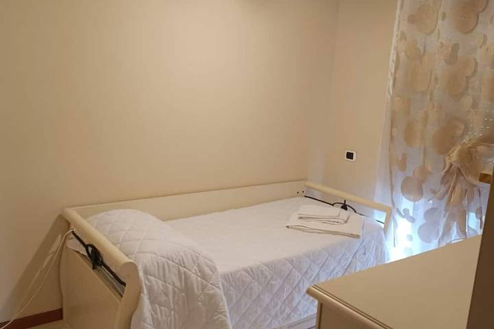 Entire apartment, Apartment in courtyard 15' from Lake Garda in Villafranca di Verona, Verona Province