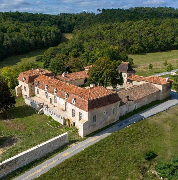 Location de vacances pour 11 personnes, avec Terrasse et Jardin ainsi que Piscine et Sauna à Léguillac-de-l'Auche