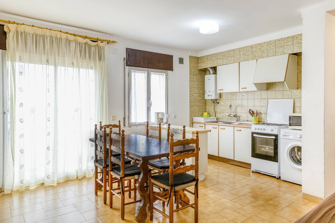 Apartamento entero, Apartamento en el Paseo Marítimo '3-2' cerca de la playa con balcón y Wi-Fi in Llansá, Alt Empordà