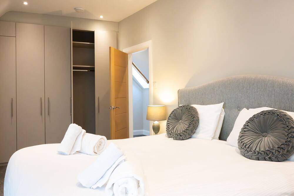 Modern-Ferienhaus-Ensuite mit Badewanne und Dusche in Tweedmouth, Northumberland