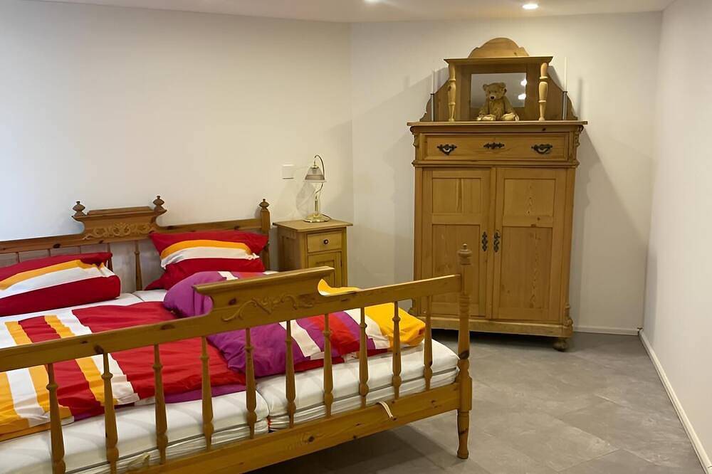 Ganze Wohnung, Gemütliche Souterrain-Wohnung mit großzügigem Wohnzimmer und grünem Außenbereich in Wernberg-Köblitz, Naturpark Oberpfälzer Wald