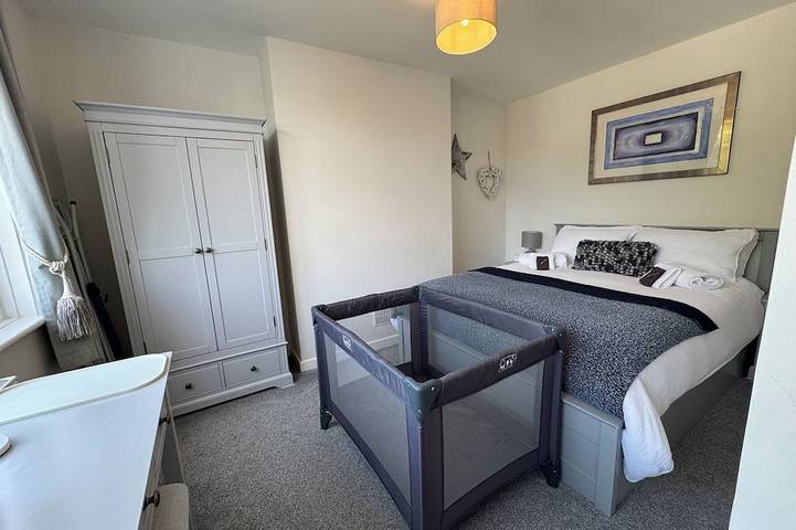 Ganze Wohnung, Beach 180: Beachfront Apartment, Sea views & Private Driveway Parking in Worthing, West Sussex