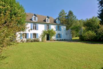 Gîte pour 9 personnes, avec terrasse à Peyrouse