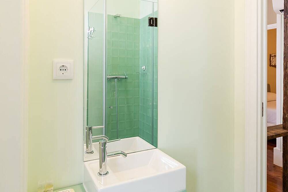 Guesthouse - Double Room with Private Bathroom - (Room 2 Uriel ) in Anjos, Lissabon