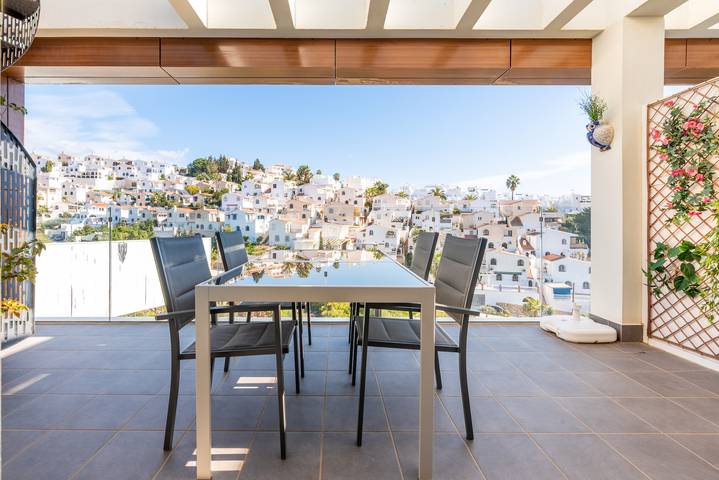 Entire apartment, Apartment 'Penthouse Berizon Benajarafe ' with Sea View, Wi-Fi and Air Conditioning in Vélez-Málaga, Costa del Sol