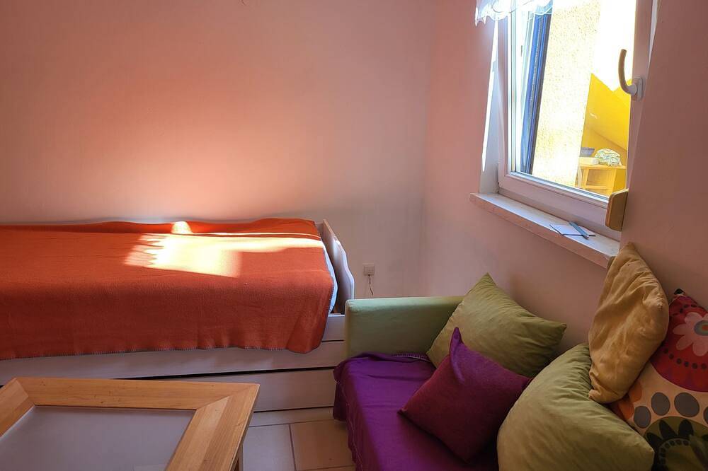 Quiet, inexpensive apartment near Schönbrunn, green, close to the city, U3/U4, kitchen, terrace, new building in Vienna, Selva Viennese