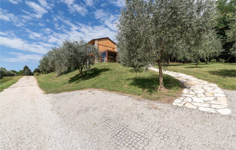 Spazioso appartamento con aria condizionata, piscina e parcheggio in Volpago del Montello, Provincia di Treviso