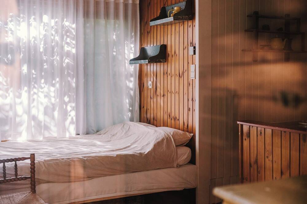 A cozy chalet nestled among the tall trees and birds. Pet-friendly! Great location! in Gellik, Lanaken