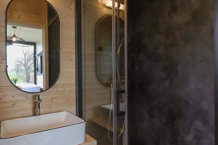 Gîte pour 2 personnes, avec jacuzzi et jardin dans Ronfeugerai - 3