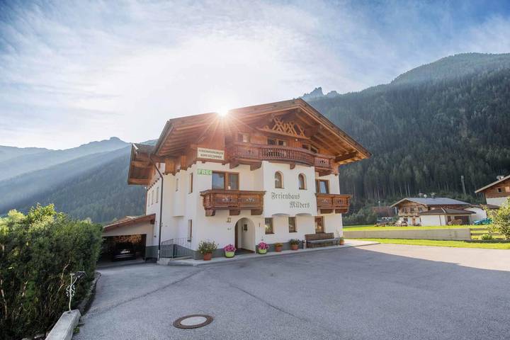 Ferienwohnung für 5 Personen, mit Balkon und Terrasse sowie Sauna im Stubaital