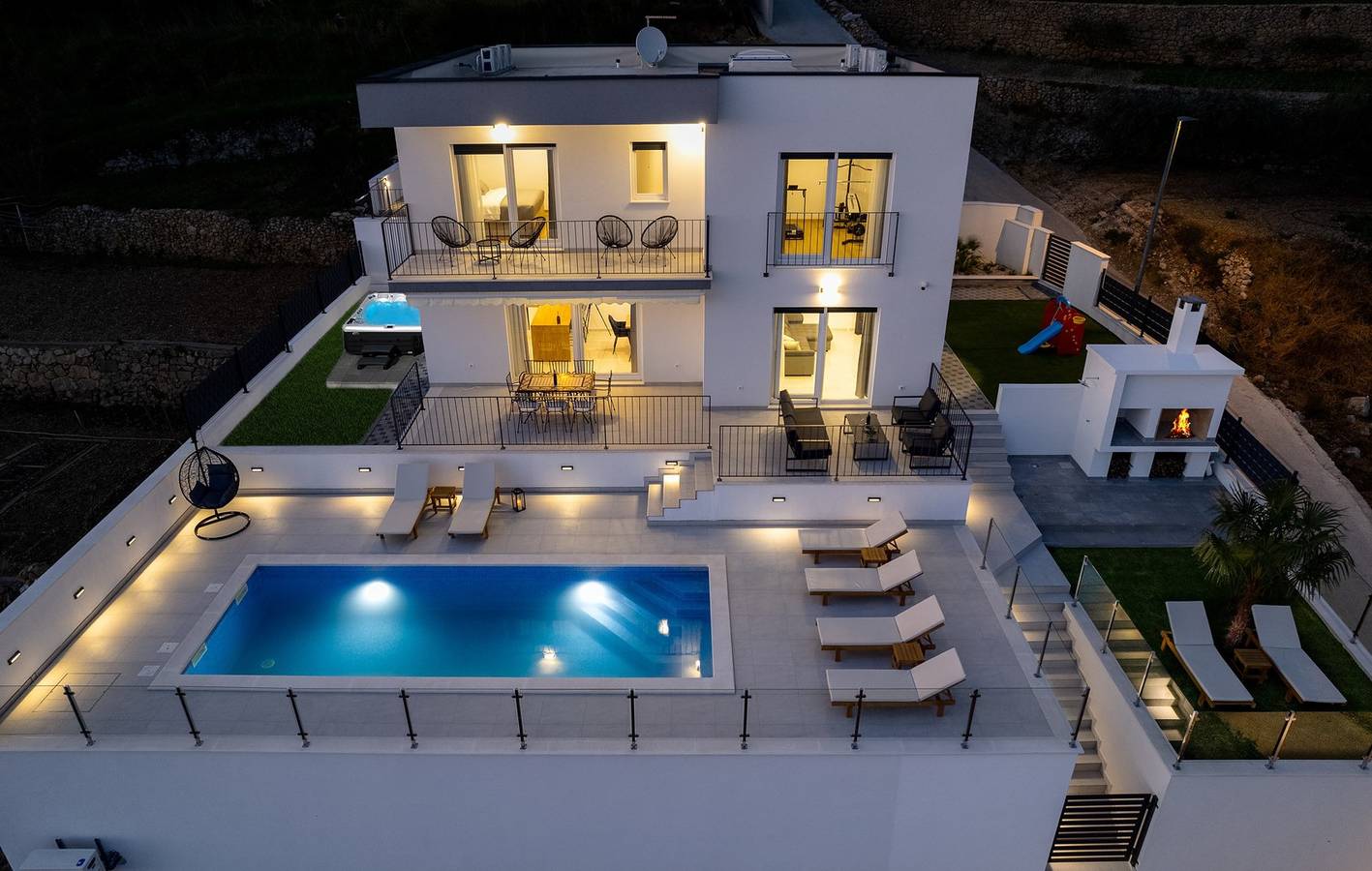 Neu! Villa Aba mit Meerblick,38 m2 großem beheiztem Infinity-Pool, 4 Schlafzimmern, Medienraum, 150 m vom Meer entfernt in Podstrana, Split-Dalmatien