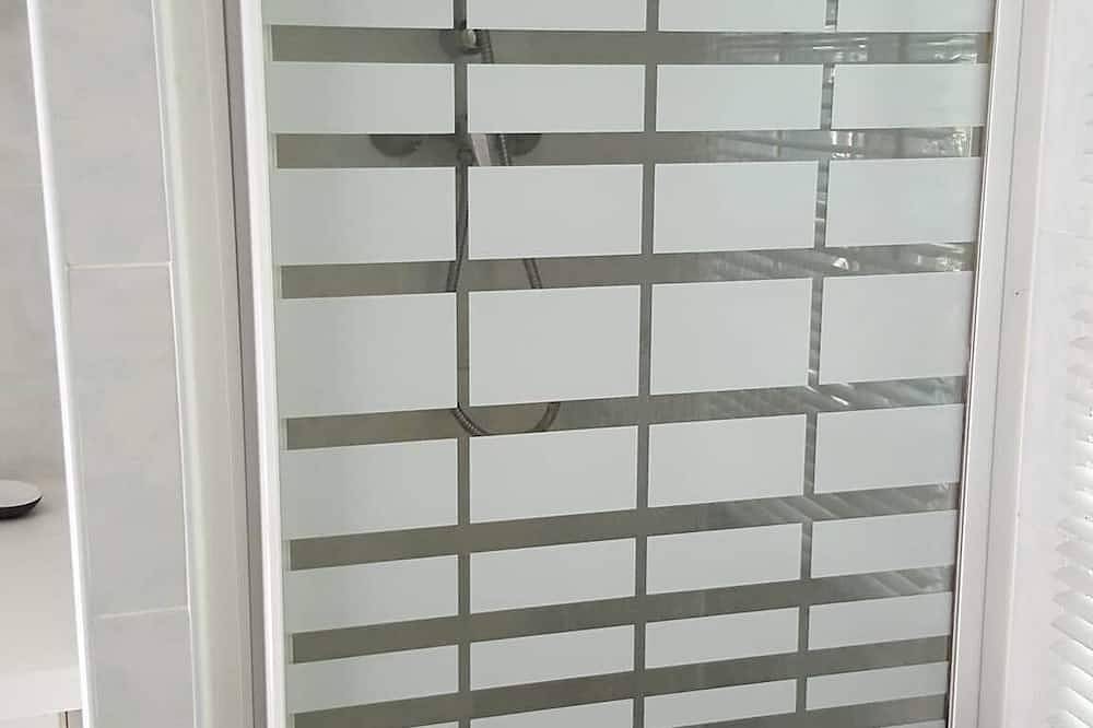 Entire apartment, Charming air-conditioned studio with swimming pool for 2 people in Évenos, Toulon region