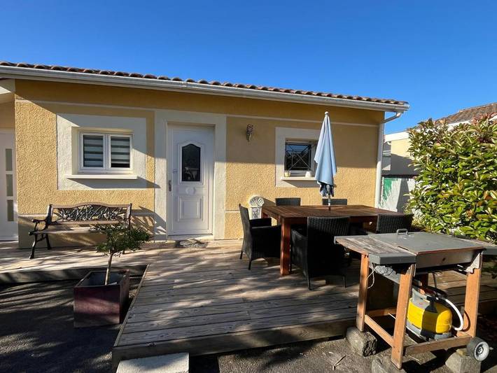 Gîte pour 4 personnes, avec Terrasse ainsi que Jardin et Piscine à Cantenac
