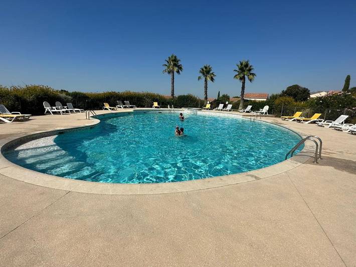 Location de vacances pour 4 personnes, avec Jacuzzi et Terrasse ainsi que Jardin et Bassin pour enfant à Signes