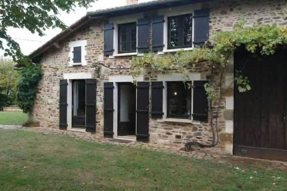The big house in the heart of the greenery in La Péruse, Charente