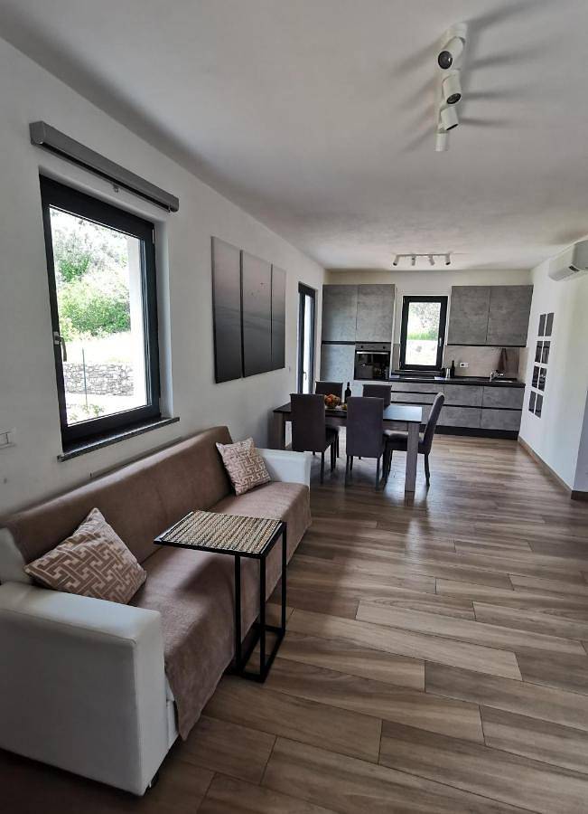 Location de vacances pour 6 personnes, avec Balcon et Terrasse ainsi que Jardin et Vue à Villanova d'Albenga