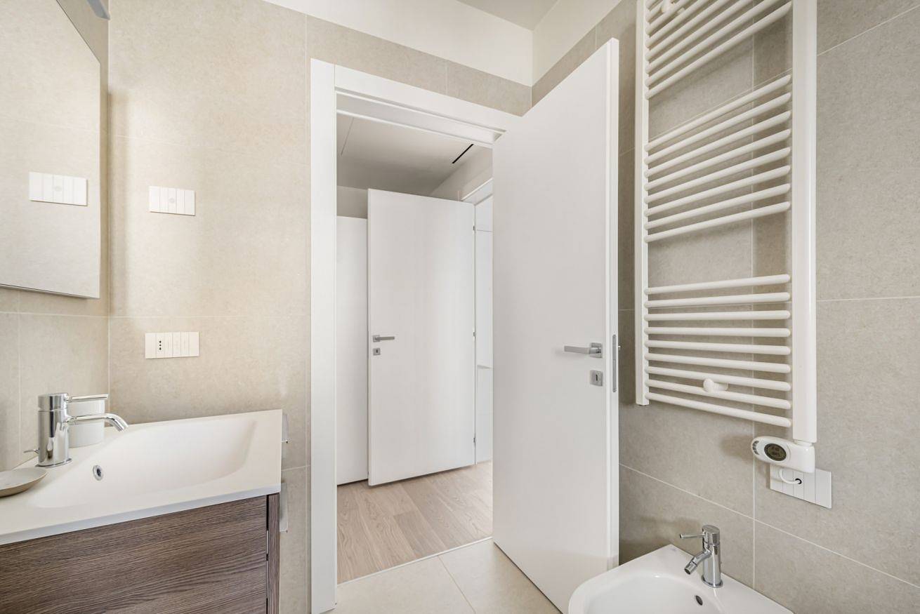 Entire apartment, Brand new renovated Apt with large terrace! in Giambellino-Lorenteggio, Milan