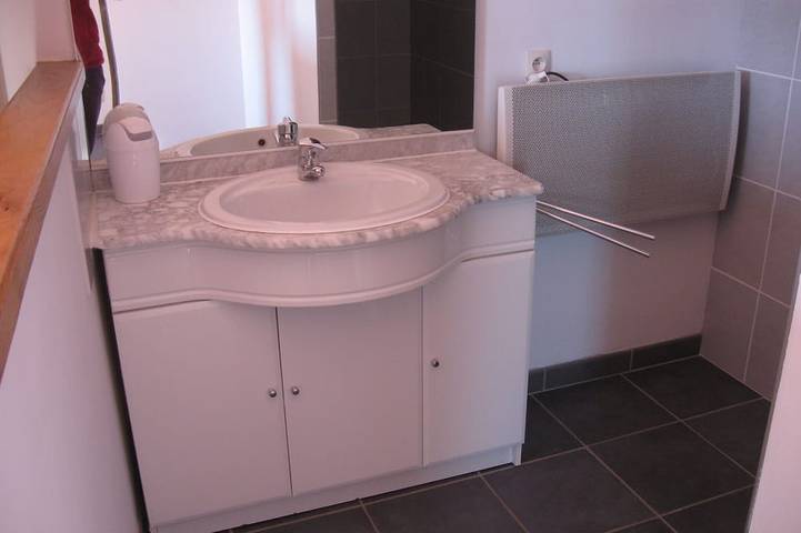 Gîte pour 2 personnes, avec terrasse ainsi que piscine et jardin à Valderiès - 4