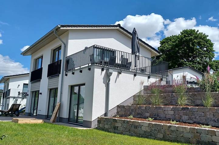 Luxus-Ferienhaus für 8 Personen, mit Balkon und Garten sowie Sauna