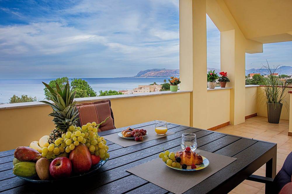 Appartamento intero, Star Apartment, Alcamo Marina, 3 bedrooms, swimming pool, view and fun... enjoy in Alcamo Marina, Alcamo