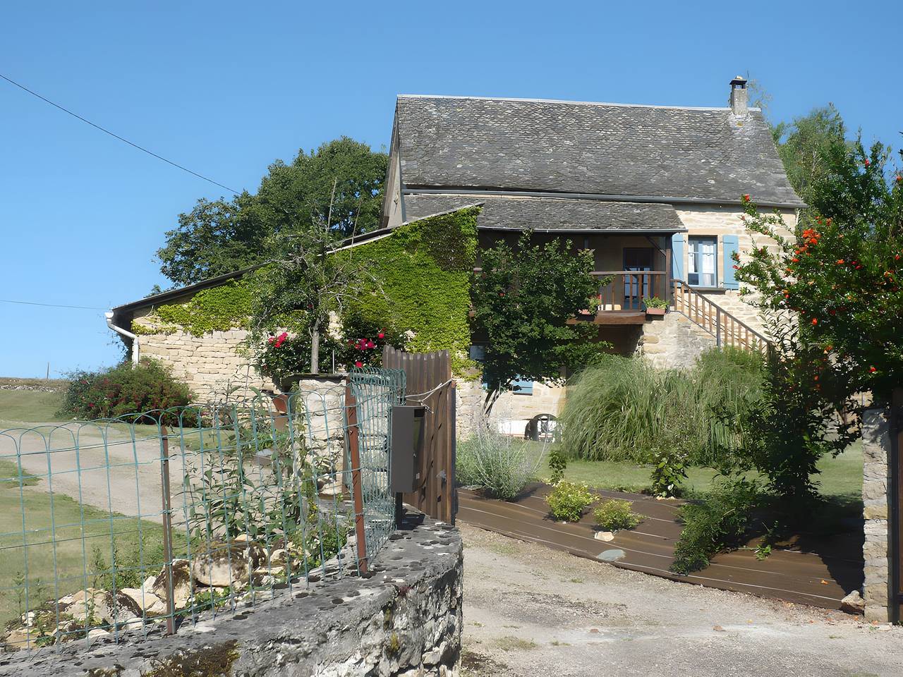 Typisches Steinhaus in ruhiger Lage im Norden von Aveyron in Coubisou, Parc naturel régional de l'Aubrac