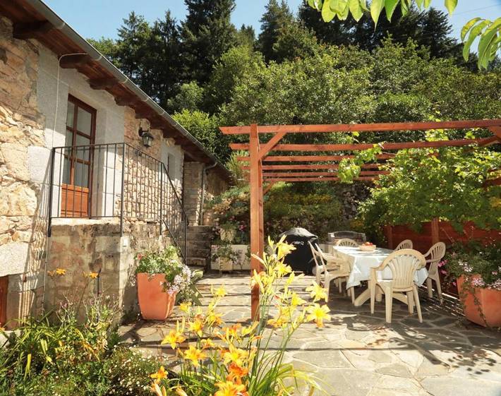 Location de vacances pour 8 personnes, avec vue ainsi que piscine et jardin, adapté aux familles à Florentin-la-Capelle - 2