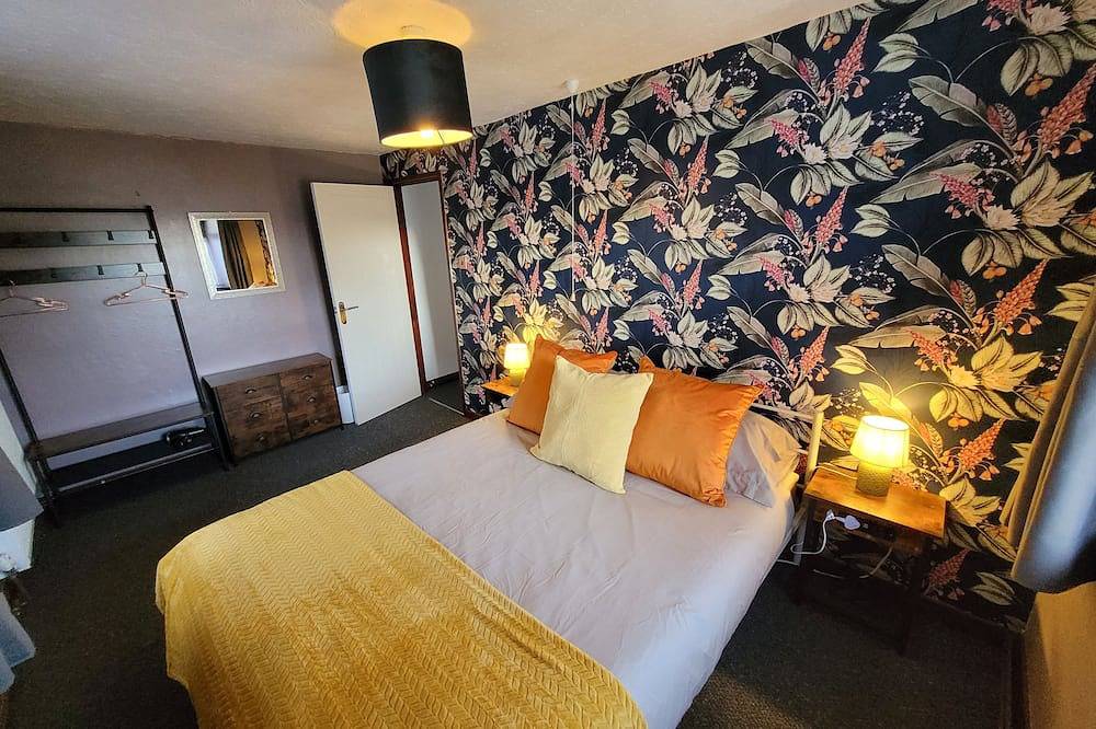 Comfortable character cottage with small garden on smallholding. Pets welcome. in Narberth, Pembrokeshire