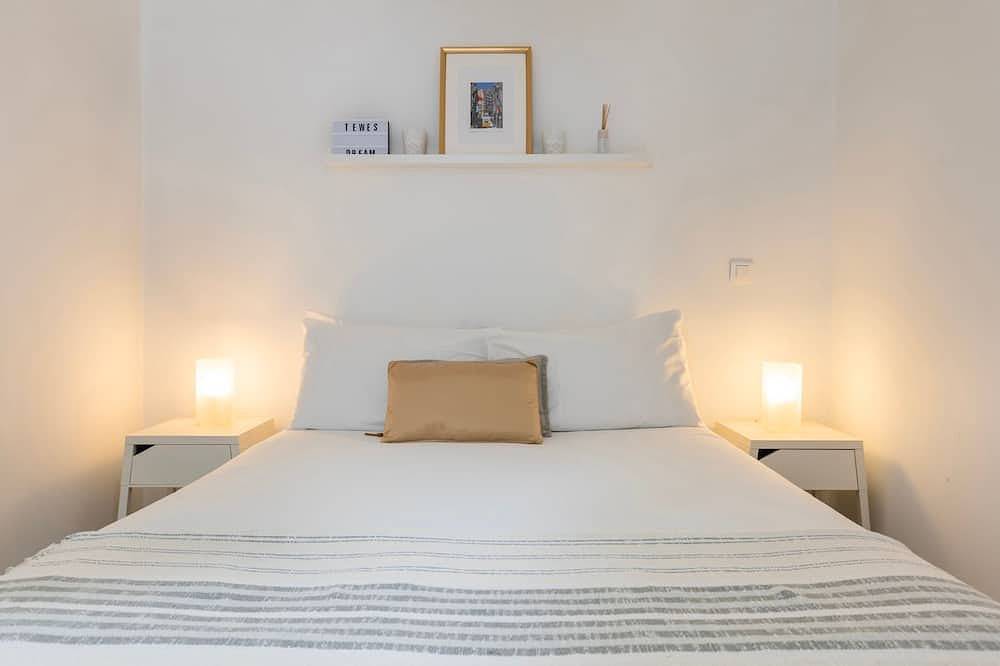 Cozy Retreat w/ Patio Near Sintra by Lovelystay in Colares, Costa de Lisboa