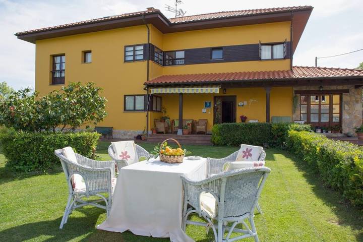 Casa rural, con Terraza además de Jardín y Vistas en Ribadesella