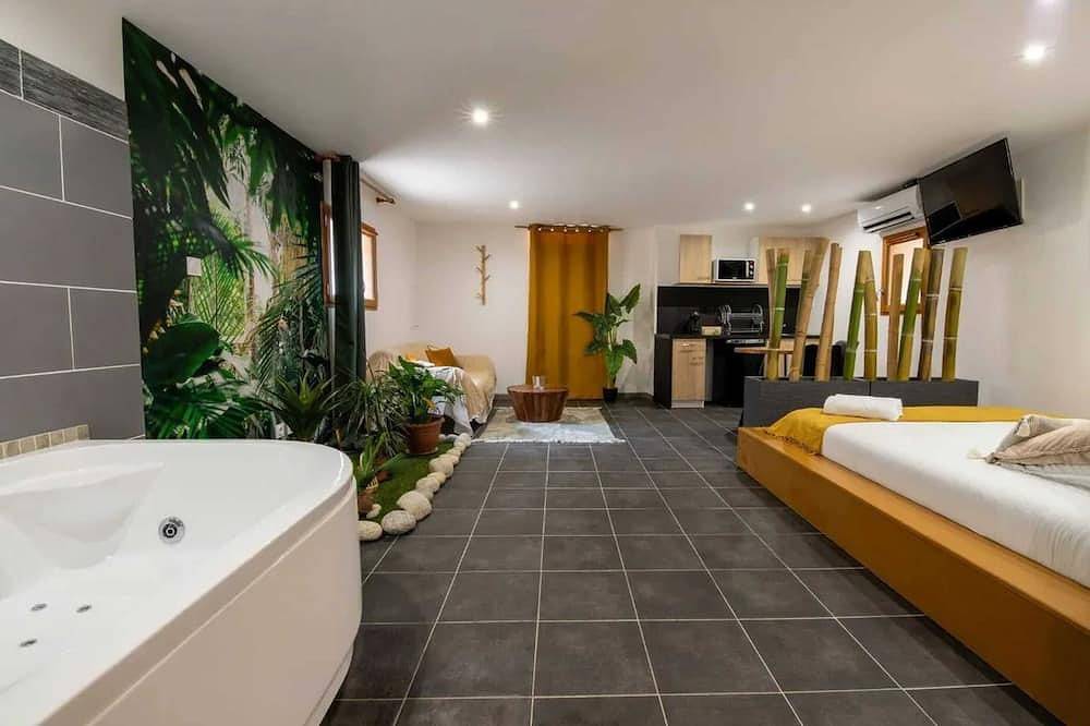 Entire apartment, Homerez - Romantic Studio in Baixas with Jacuzzi - 35m² in Baixas, Perpignan region