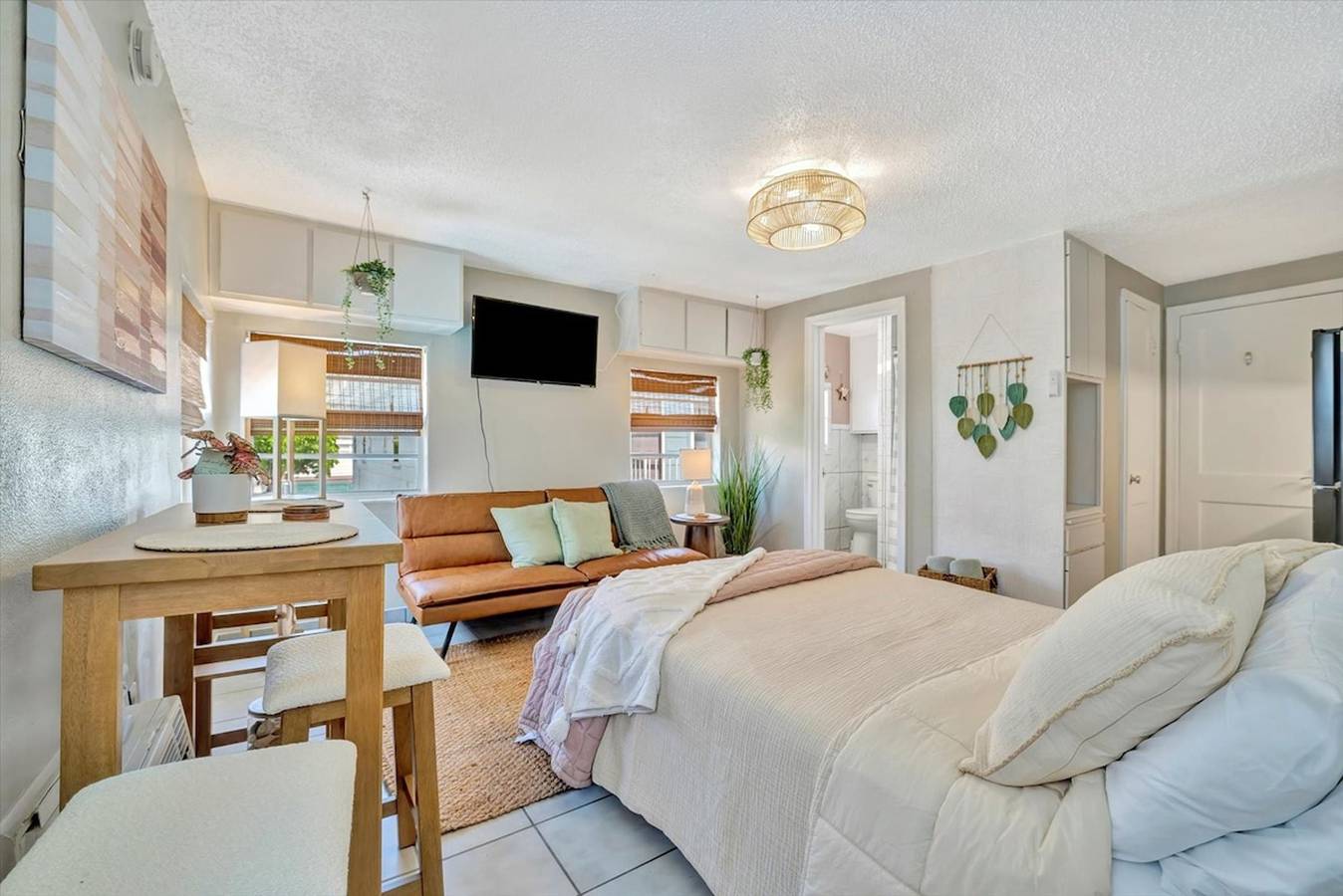 Estudio entero, Corner Balcony Suite across from beach   htd pool in Clearwater Beach, Clearwater