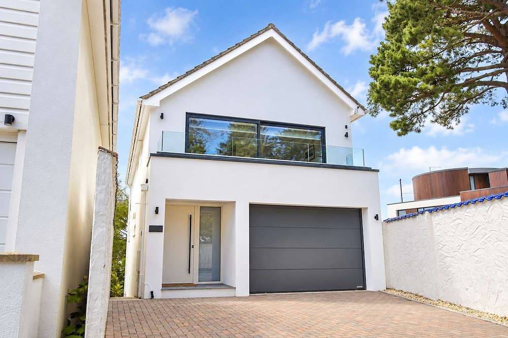 High Tides Elegant 5-Bed Villa & Hot Tub Sandbanks in Sandbanks, Poole