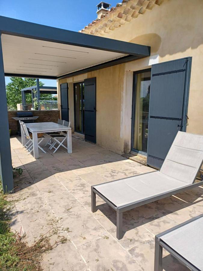 Location de vacances pour 4 personnes, avec piscine ainsi que jardin et vue à Jouques - 2