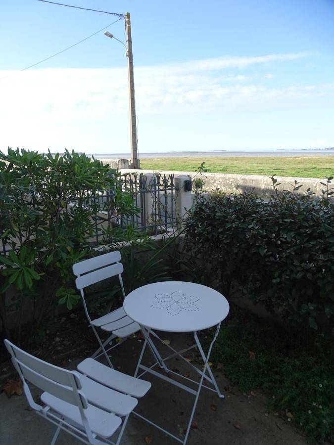 Location de vacances pour 2 personnes, avec vue et terrasse à Port-des-Barques - 4