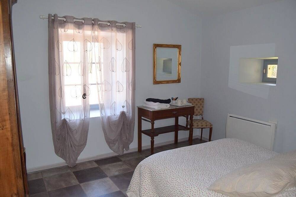 Hübscher Taubenschlag auf dem Land in Thénac, Périgord Pourpre