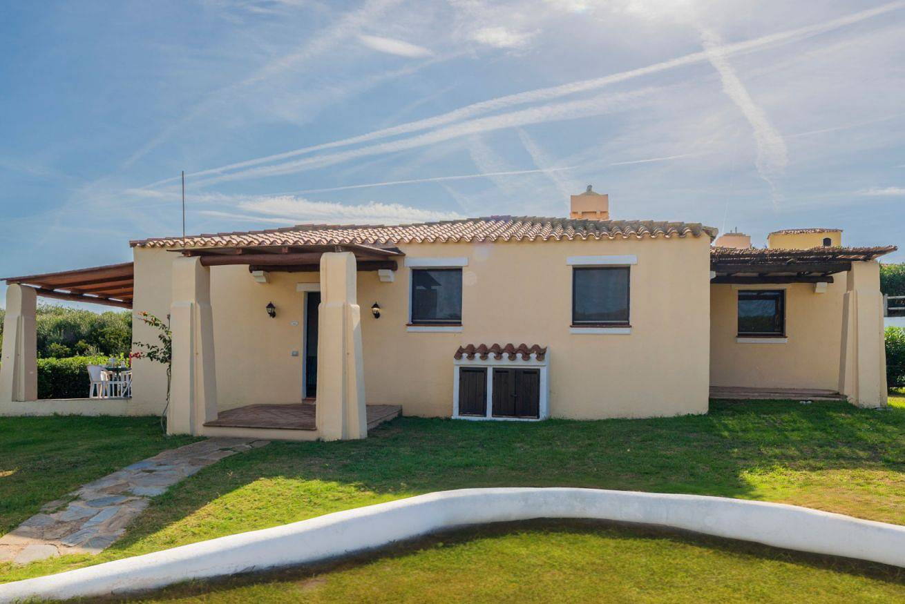 Sea Villas Villa 6 posti letto con A.C, piscina comune, a 3 km dal mare e a 10 min. da "La Pelosa" in Punta De Su Turrione, Stintino