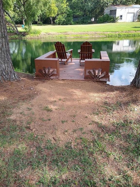 On beautiful small private lake, less than 1 mile to First Monday shopping in Canton, Van Zandt County