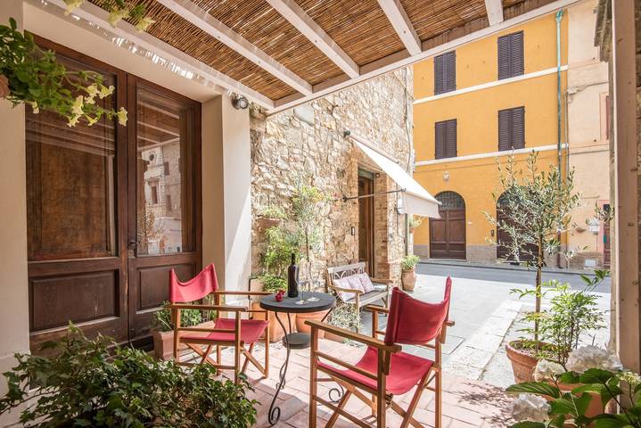 Monolocale intero, Studio "Radicondoli" con balcone e Wi-Fi in Radicondoli, Siena e dintorni