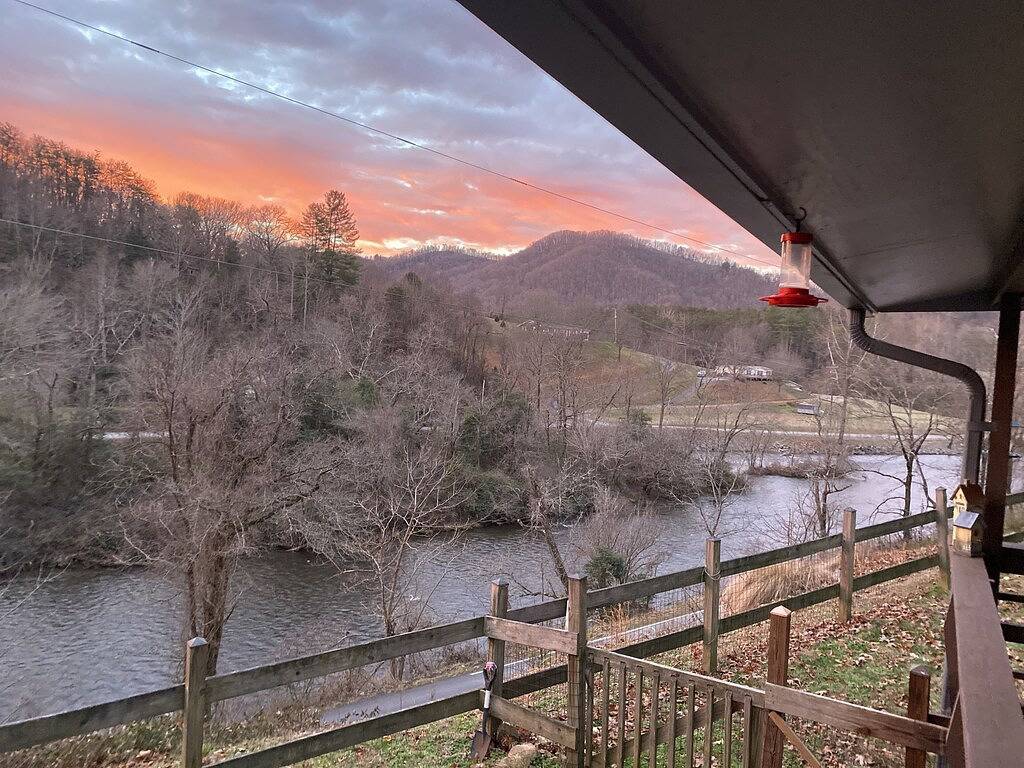 Gemütliche Hütte mit Blick auf Tuckaseegee Flusses Sylva, Nc 28779 in Jackson County