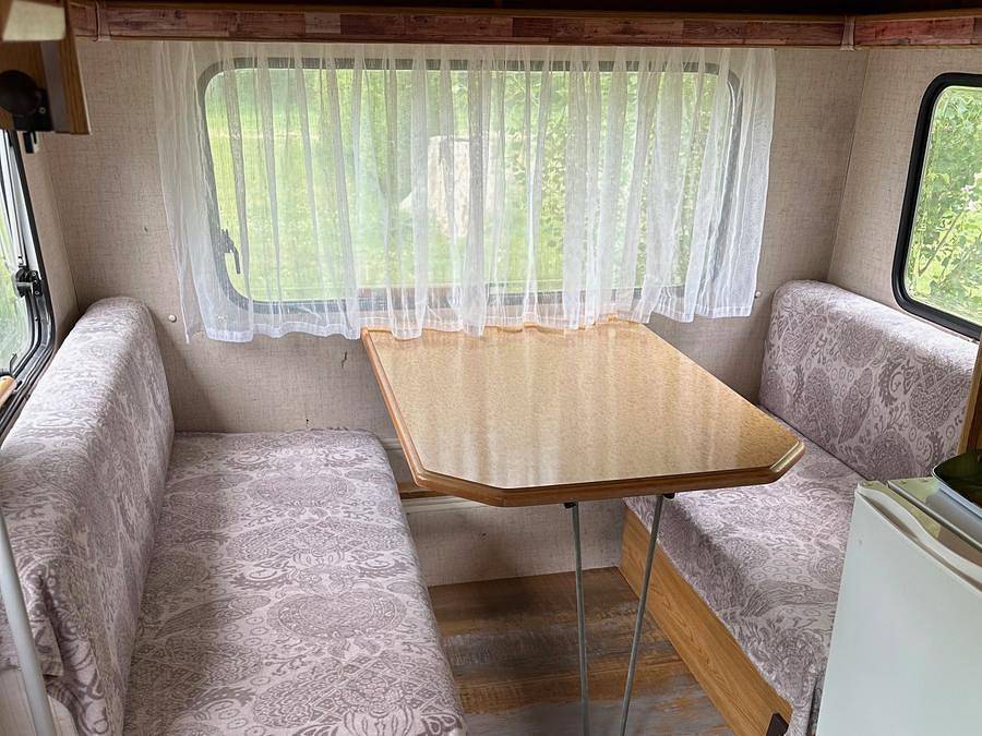 Camping Le Pontillou - Hébergement 1 personne - Insolite : Caravane Vintage + tonnelle 1/2 pers - personnes supplémentaires possible en supplément, contacter le camping in Villamblard, Périgord Pourpre