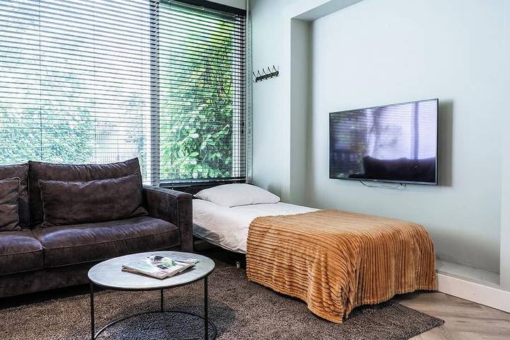 Ganze Wohnung, 1 Schlafzimmer, schnelles WLAN, 40m2 Fischgrätenboden. Eigenes Badezimmer mit Regendusche. in Tilburg, Nordbrabant