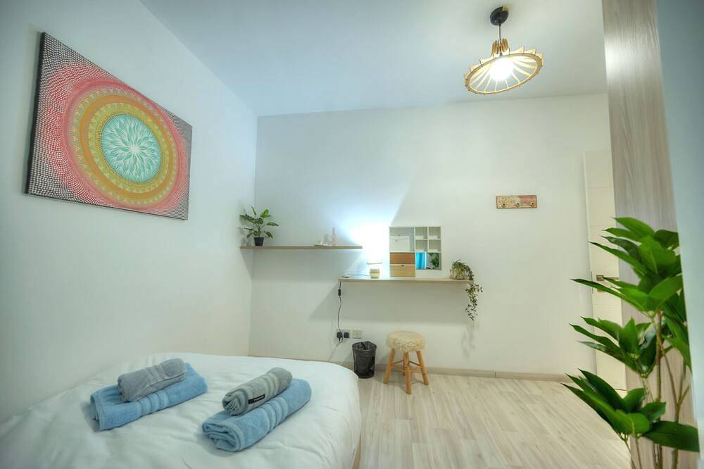Geheel appartement, Spacious seafront 3 bedrooms - balcony Goslm-7 in Sliema, Malta
